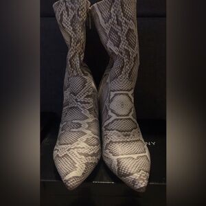 Snake skin print boots white & gray